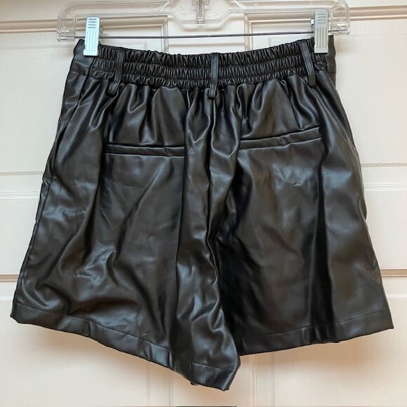 NWT Faux Leather high waisted Black pleated shorts size S - Picture 2 of 7